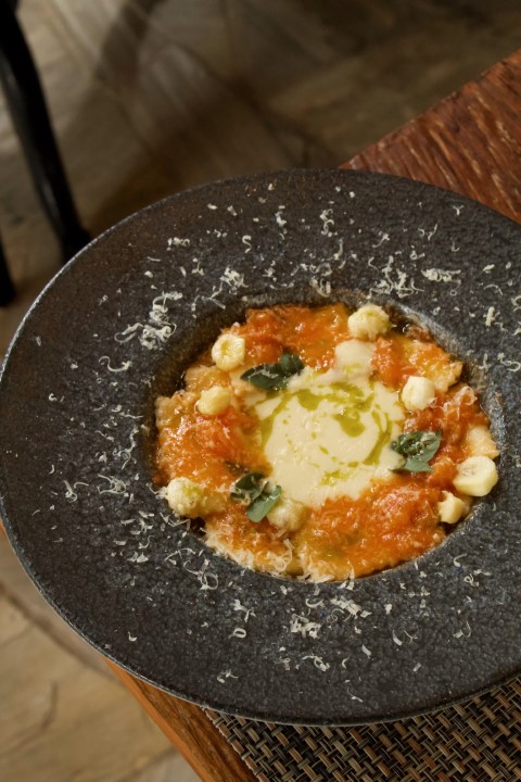 Edited in Tezza with: Exposure, Brightness, Contrast, Shadows, Highlights, Temperature, Cocoa, & HSL